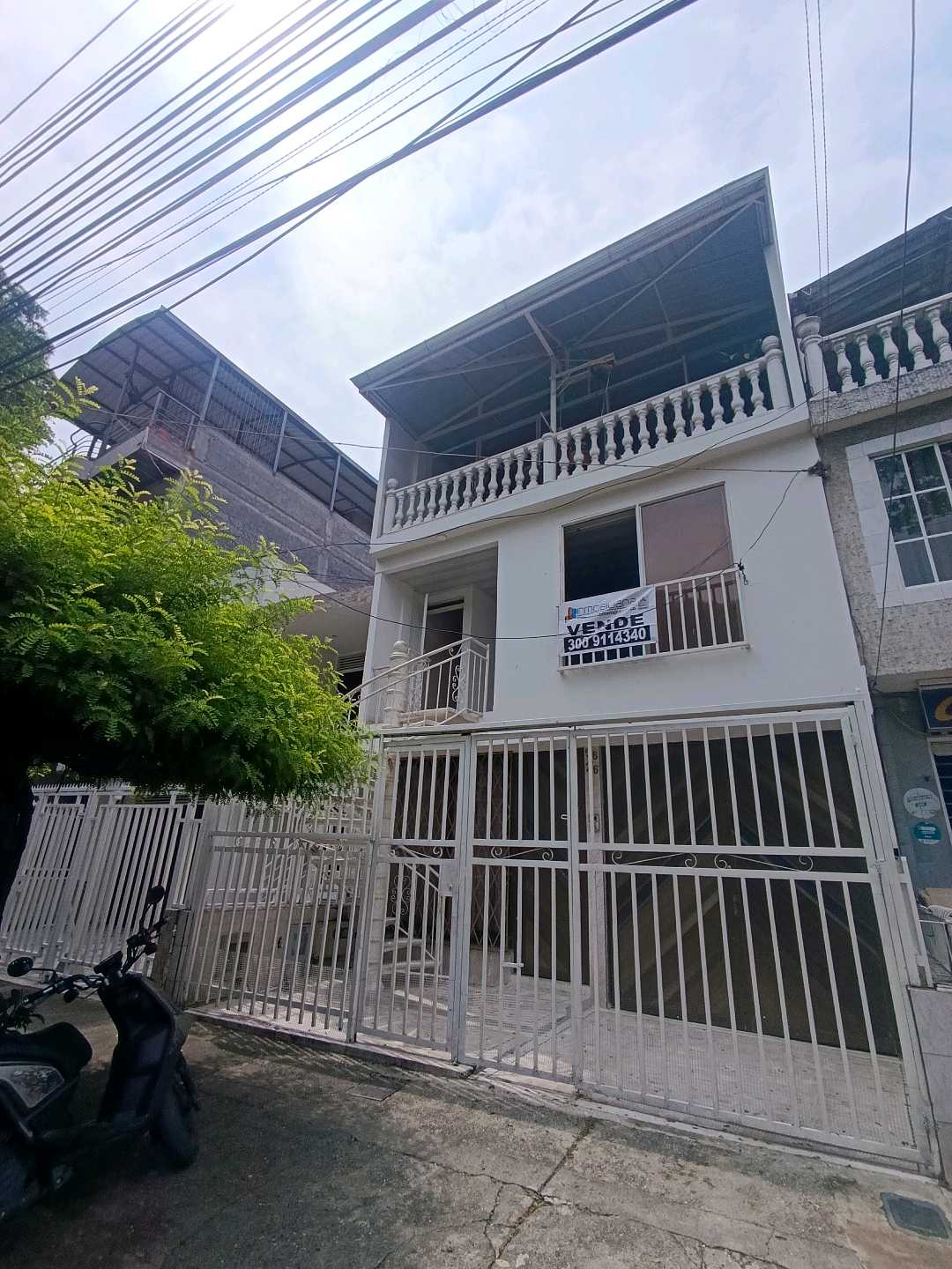 CASA BIFAMILIAR EN VENTA BARRIO LA BASE
