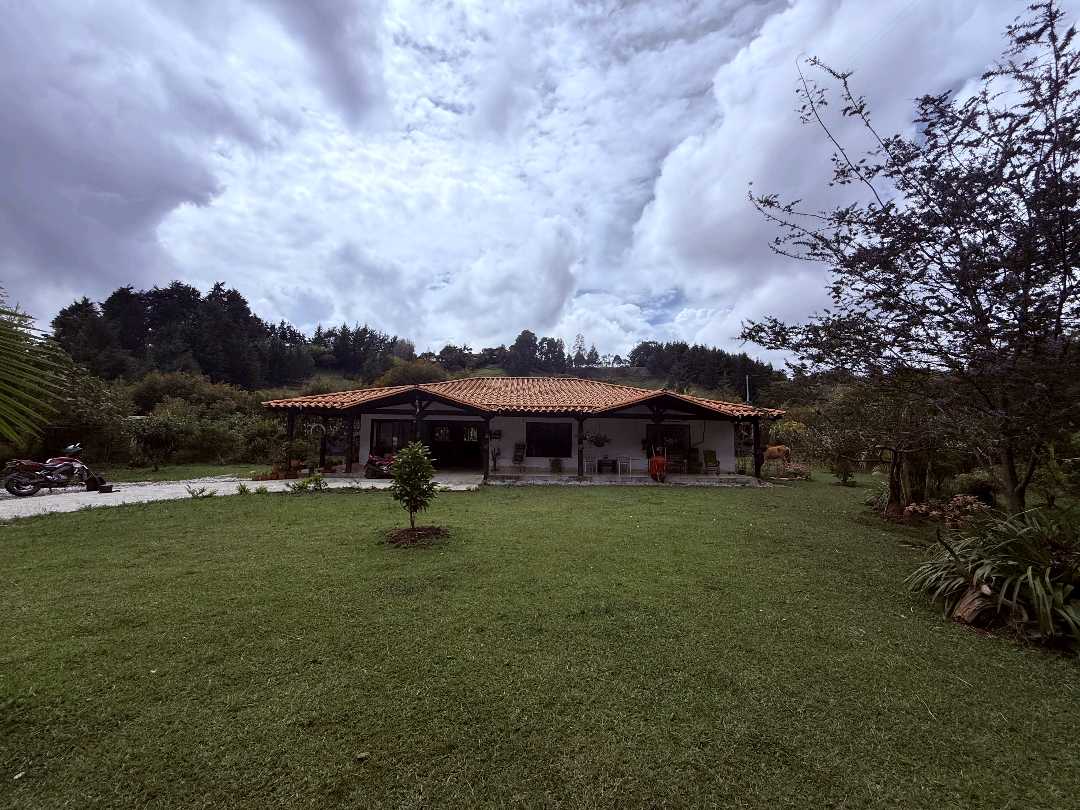 CASA CAMPESTRE PARA REMODELAR CON LAGO A 5 MINUTOS DEL AEROPUERTO