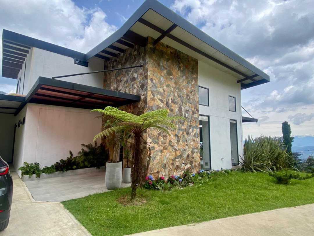 Casa en arriendo — CASA AMOBLADA DE LUJO EN RENTA ENVIGADO SECTOR EL ESCOBERO 