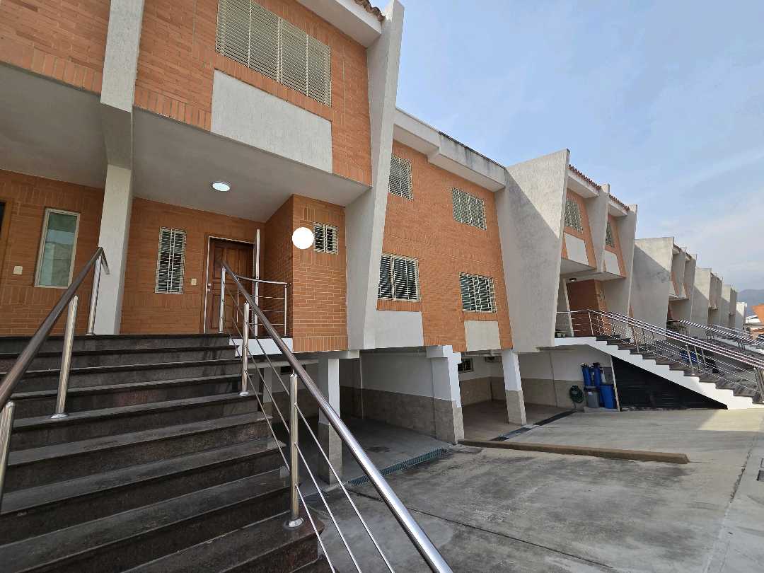 Casa en Alquiler Doral Park Mañongo AA-9773643 (Tipo TH)