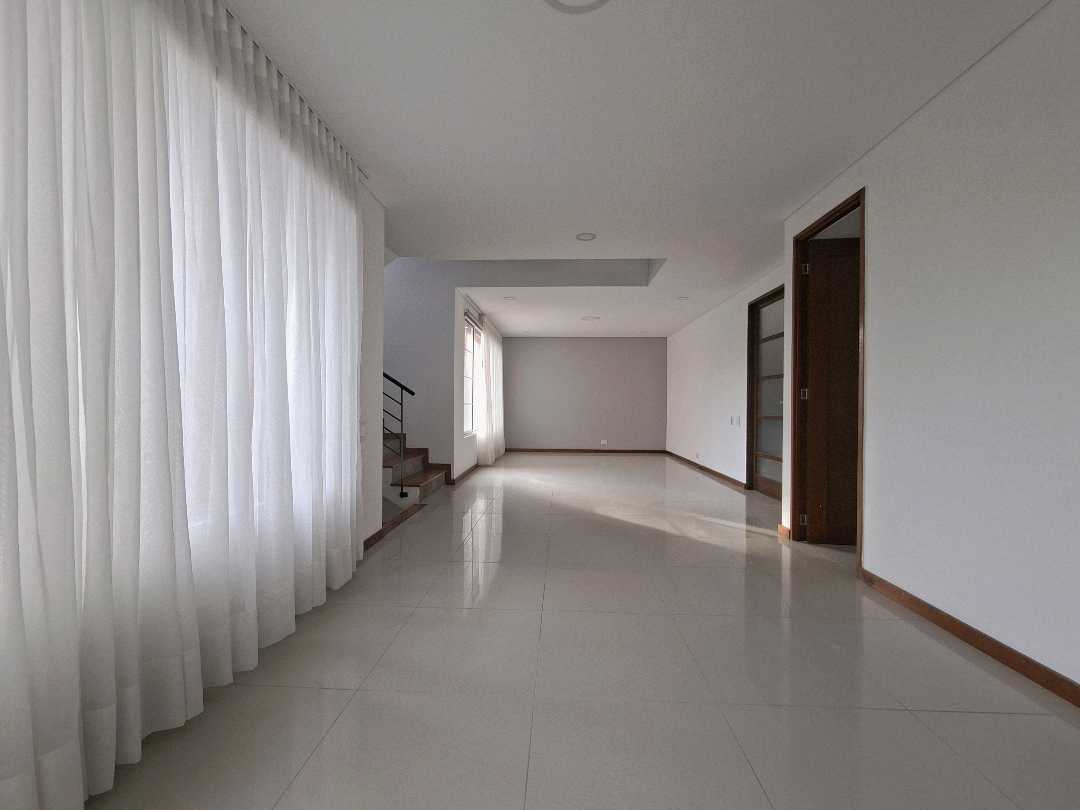 Casa en arriendo loma de los Benedictinos