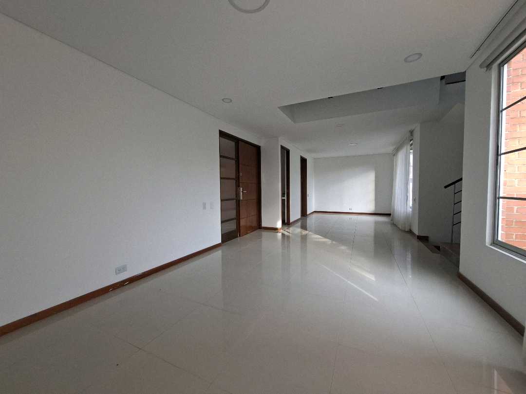 Casa en arriendo loma de los Benedictinos