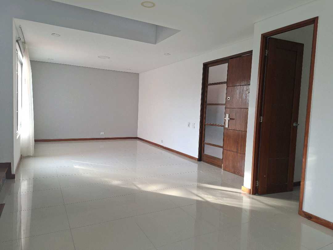 Casa en arriendo loma de los Benedictinos