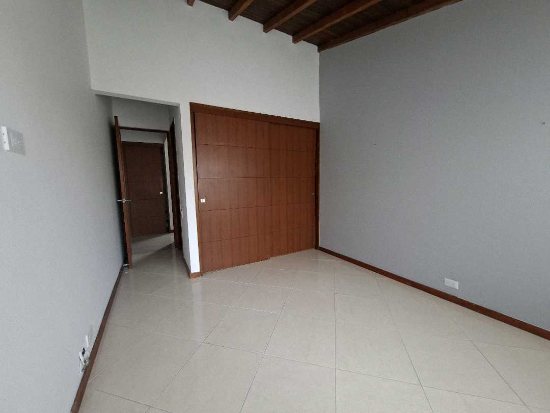 Casa en arriendo loma de los Benedictinos