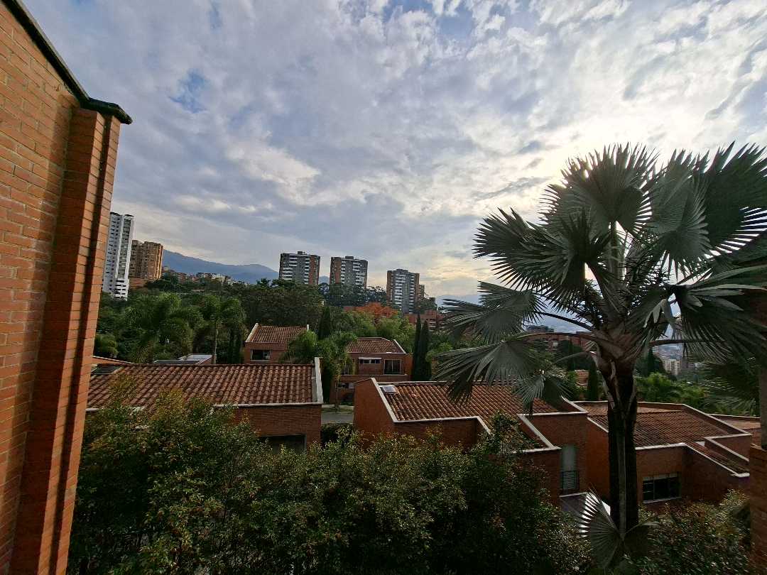 Casa en arriendo loma de los Benedictinos