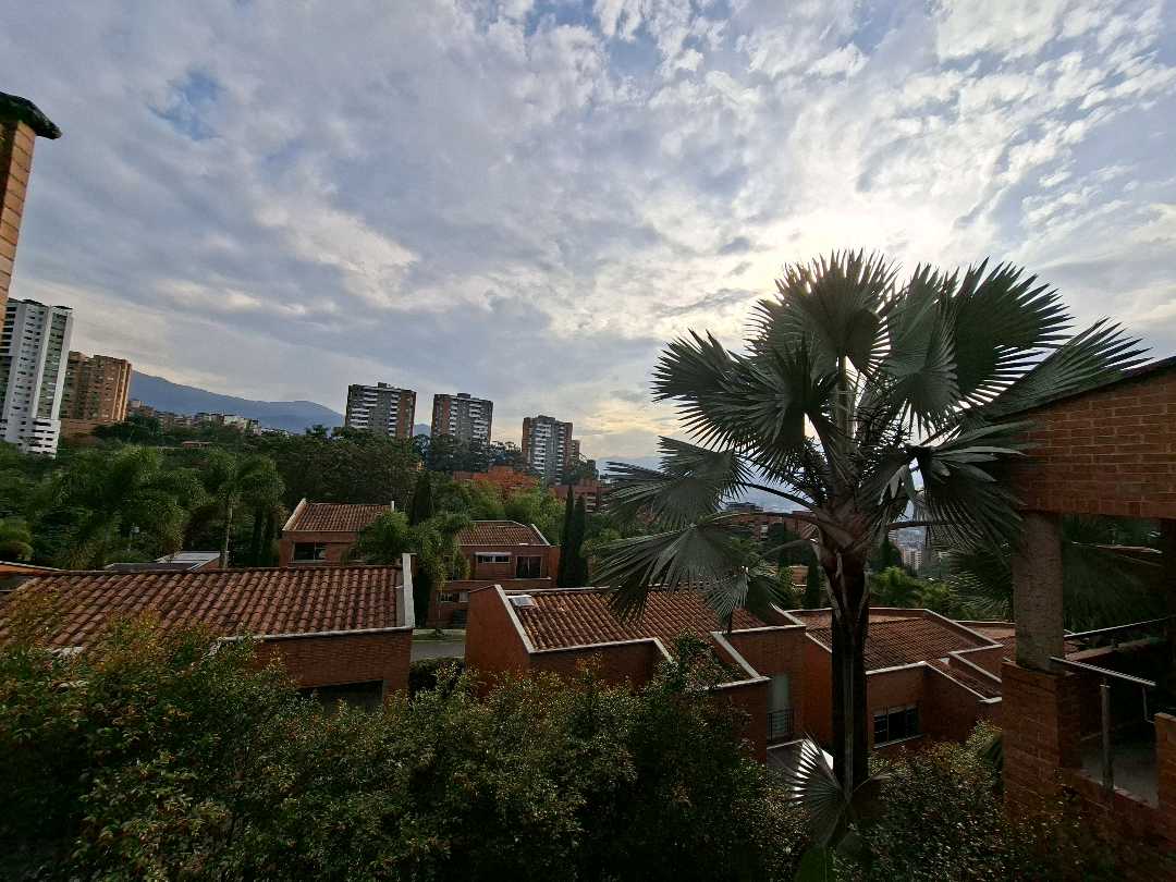 Casa en arriendo loma de los Benedictinos
