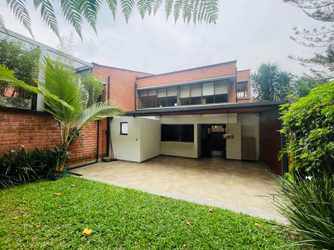 Casa en arriendo por la superior