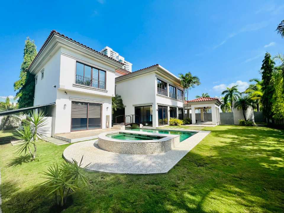 CASA EN COSTA DEL ESTE CON PISCINA 5 REC 1042MT2 MLD 