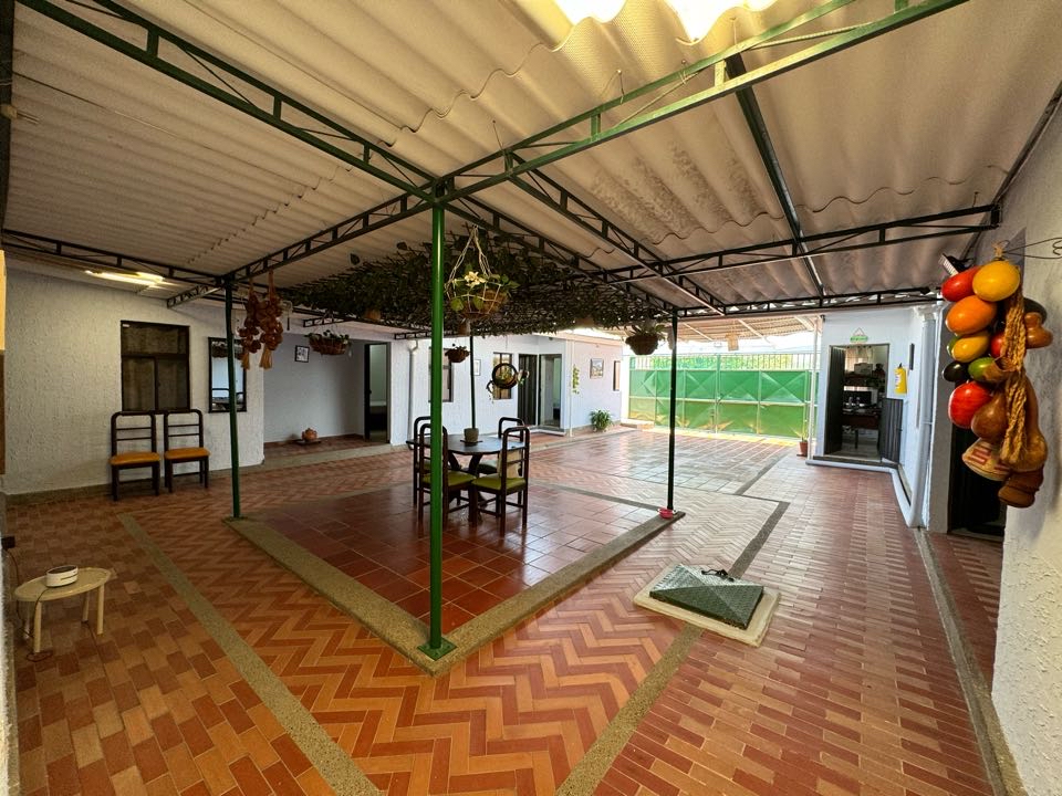 Casa tipo hostal en rodadero sur límite con gaira