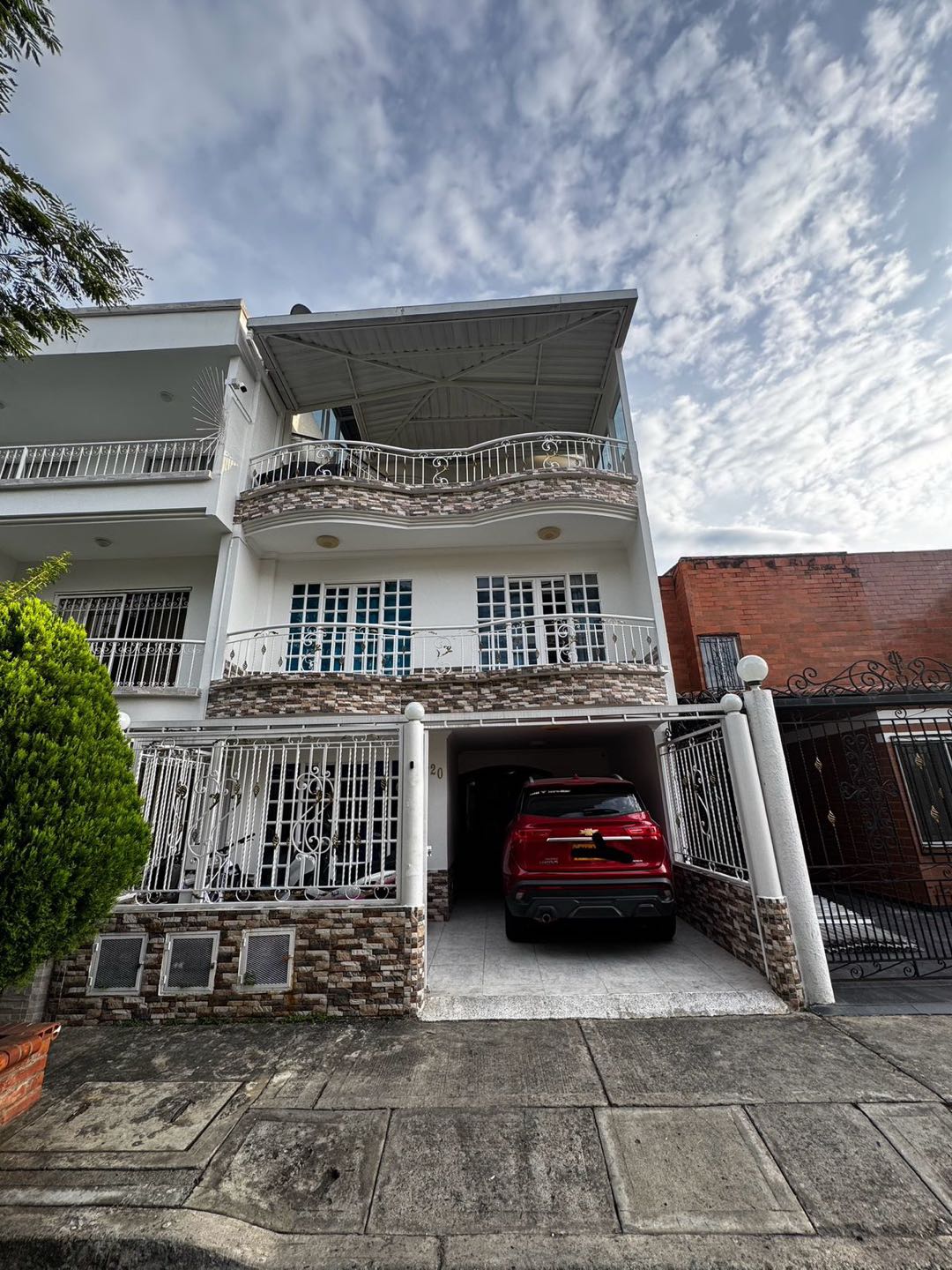 CASA VENTA CIUDAD 2000 360 m2 5HAB 5BÑS 1GRJ 4 PISOS 