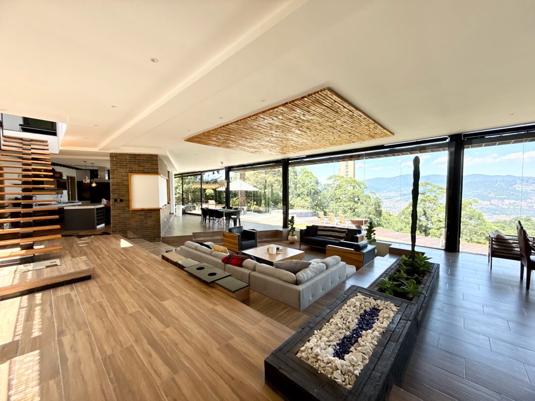 Casa en venta o renta con vista a Medellín, Alto de las Palmas