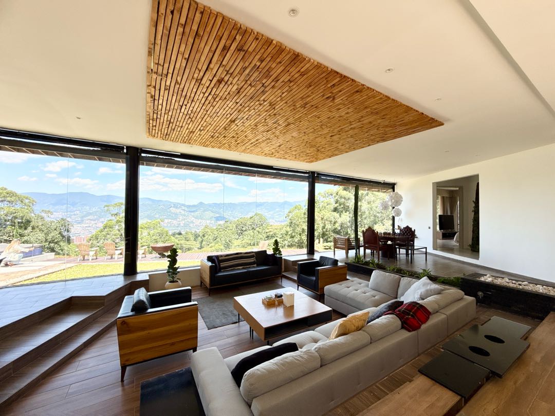 Casa en venta o renta con vista a Medellín, Alto de las Palmas