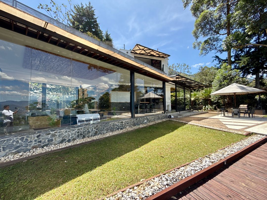 Casa en venta o renta con vista a Medellín, Alto de las Palmas