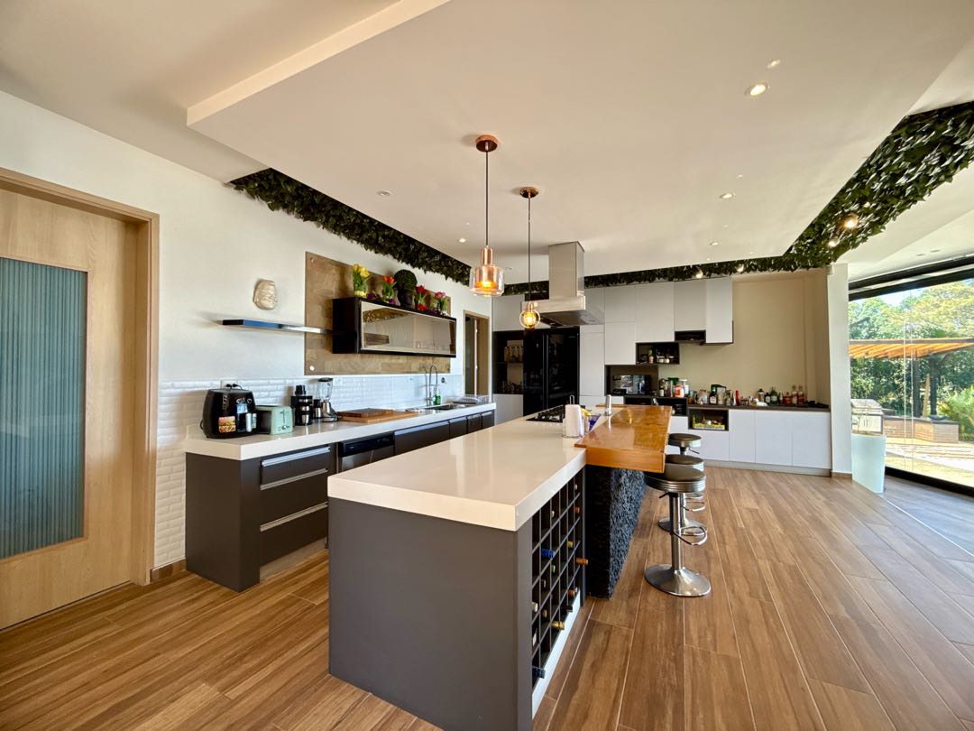 Casa en venta o renta con vista a Medellín, Alto de las Palmas