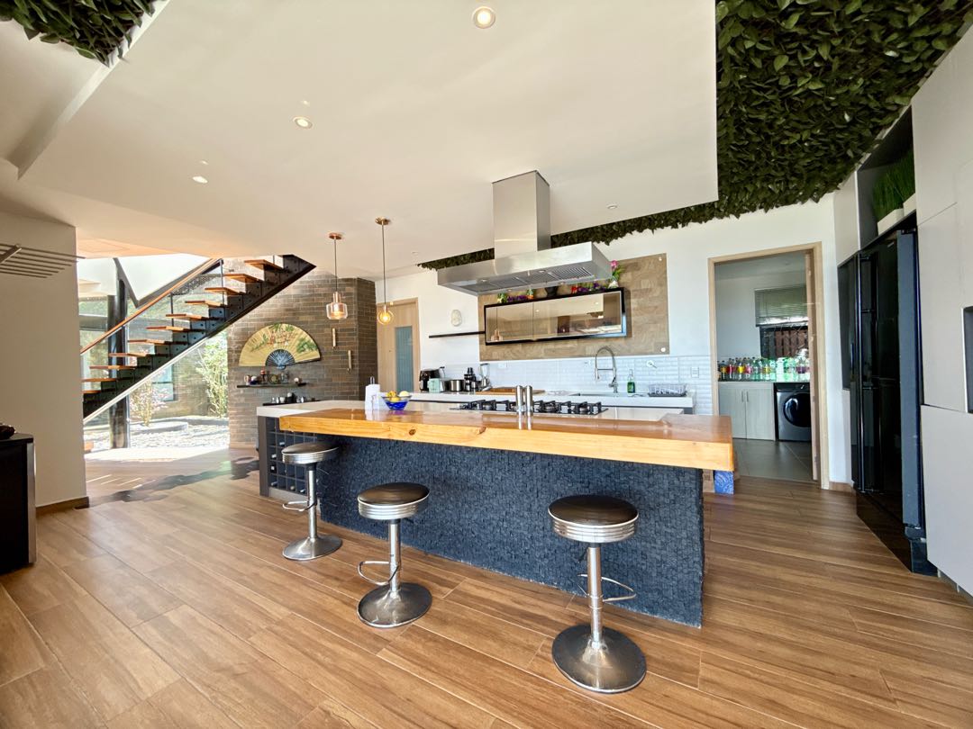 Casa en venta o renta con vista a Medellín, Alto de las Palmas