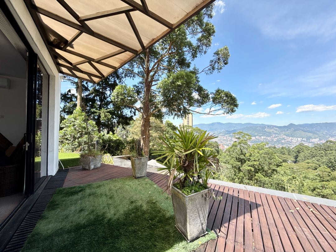 Casa en venta o renta con vista a Medellín, Alto de las Palmas