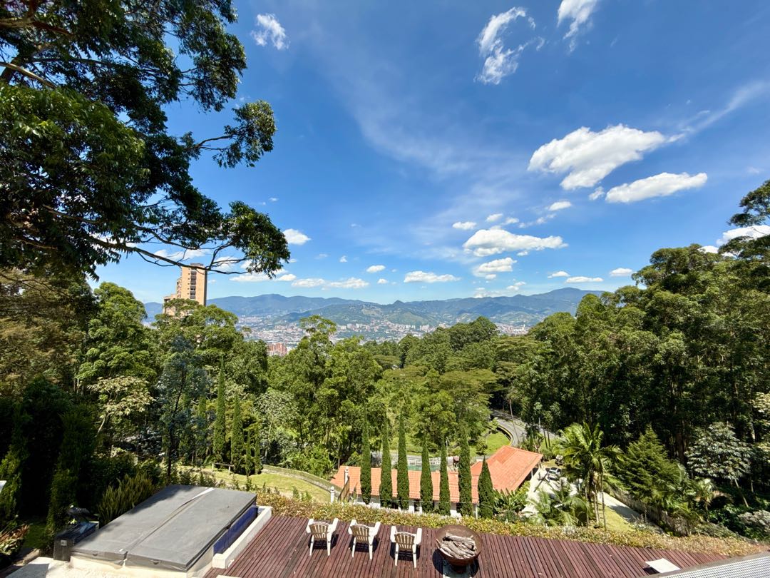 Casa en venta o renta con vista a Medellín, Alto de las Palmas