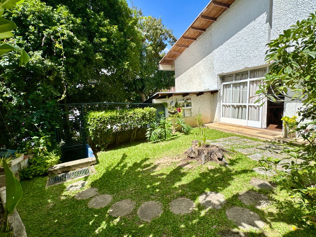 En Alquiler Casa en Colinas de Bello Monte. Baruta Caracas