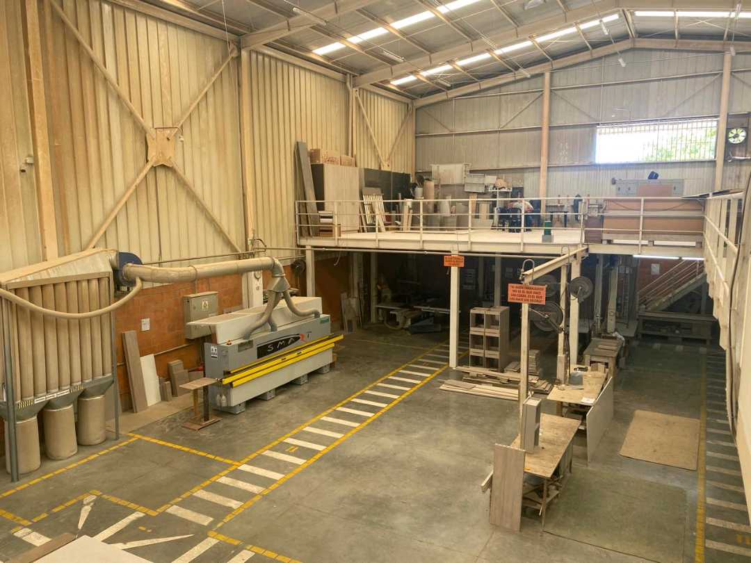 EN VENTA AMPLIA BODEGA CON EXCELENTE UBICACION