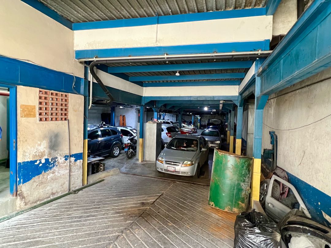 En Alquiler Galpon tipo Edificio Industrial Comercial en Boleita Sur.