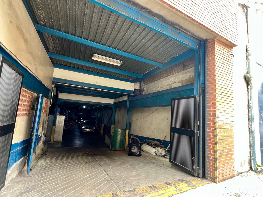 En Alquiler Galpon tipo Edificio Industrial Comercial en Boleita Sur.