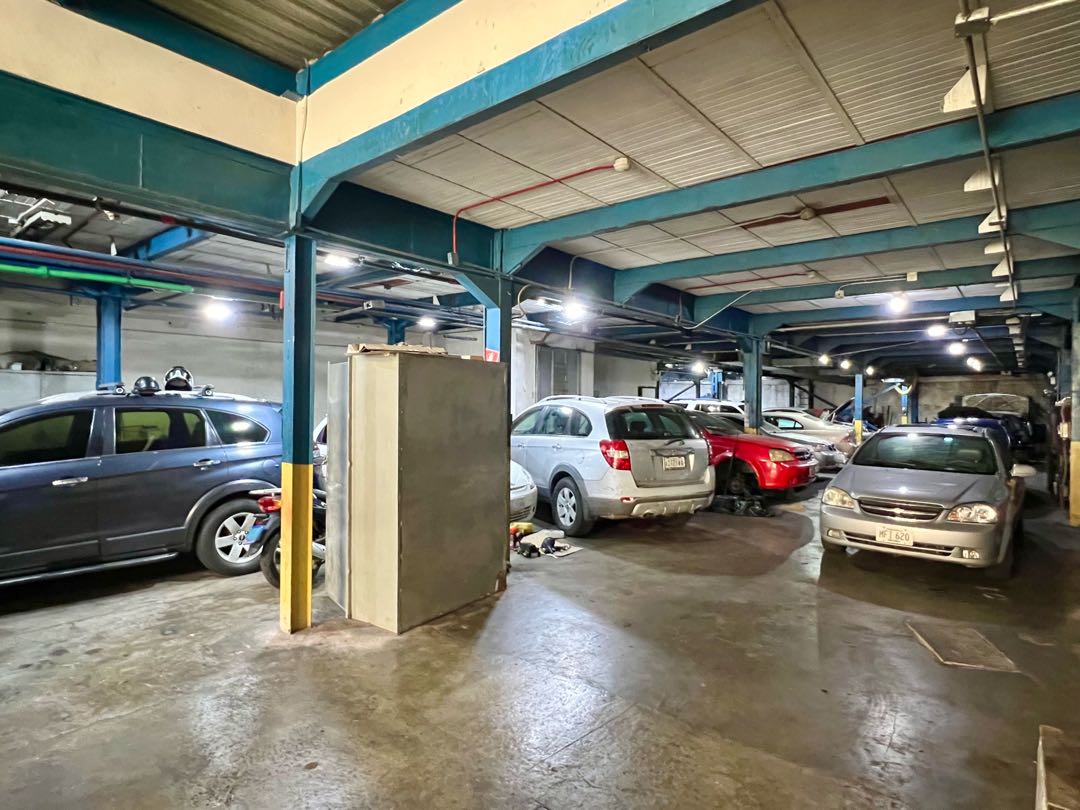 En Alquiler Galpon tipo Edificio Industrial Comercial en Boleita Sur.