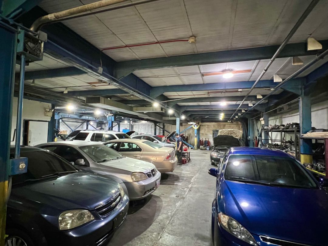 En Alquiler Galpon tipo Edificio Industrial Comercial en Boleita Sur.