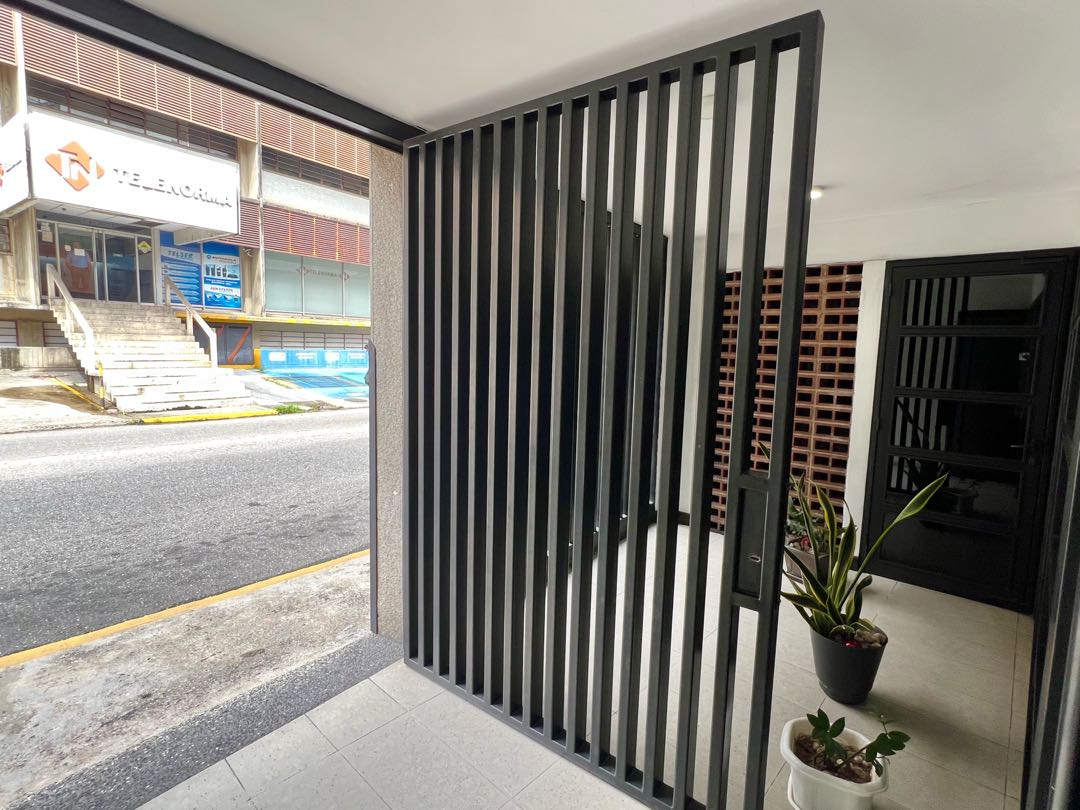 En Alquiler Galpon tipo Edificio Industrial Comercial en Boleita Sur.