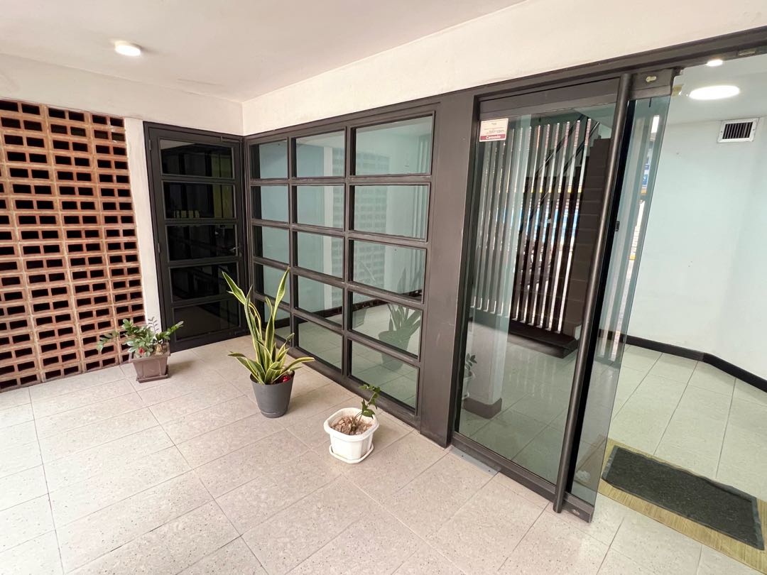 En Alquiler Galpon tipo Edificio Industrial Comercial en Boleita Sur.