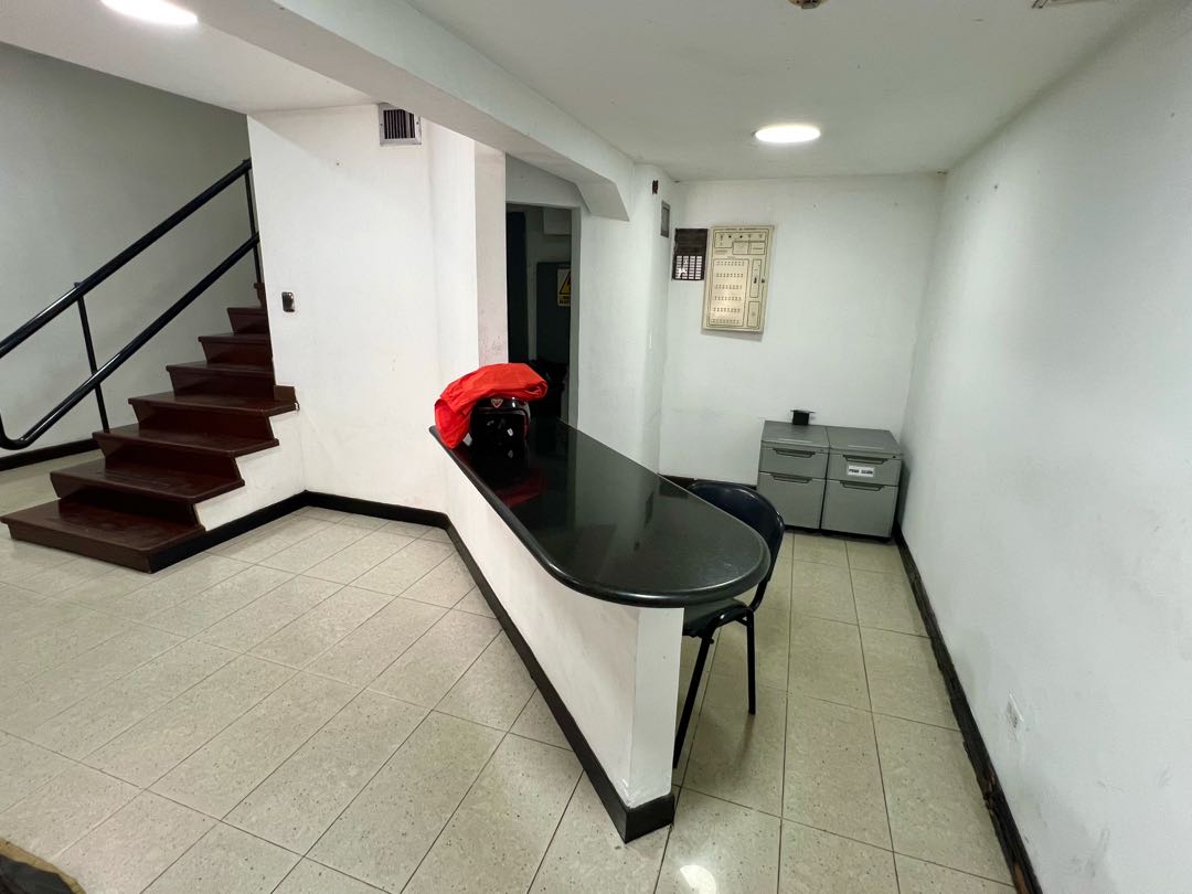 En Alquiler Galpon tipo Edificio Industrial Comercial en Boleita Sur.