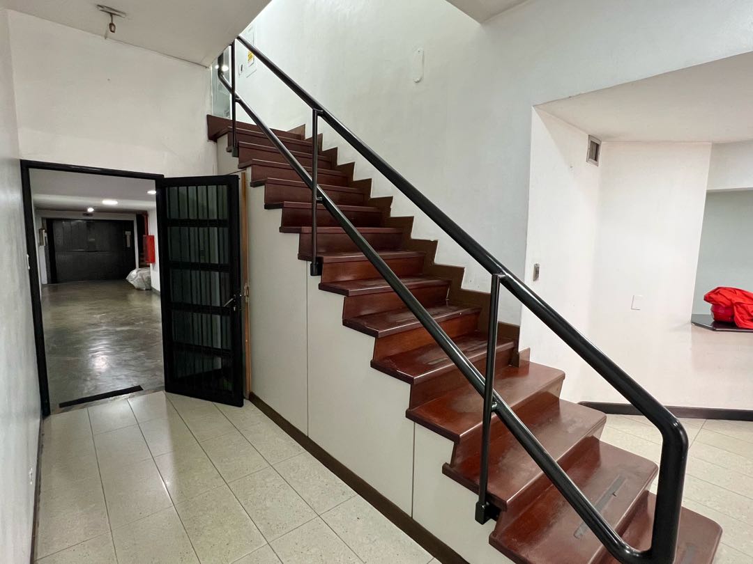 En Alquiler Galpon tipo Edificio Industrial Comercial en Boleita Sur.
