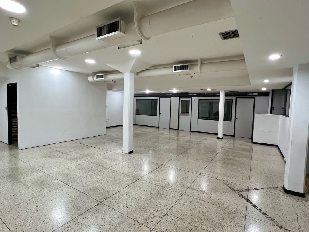 En Alquiler Galpon tipo Edificio Industrial Comercial en Boleita Sur.