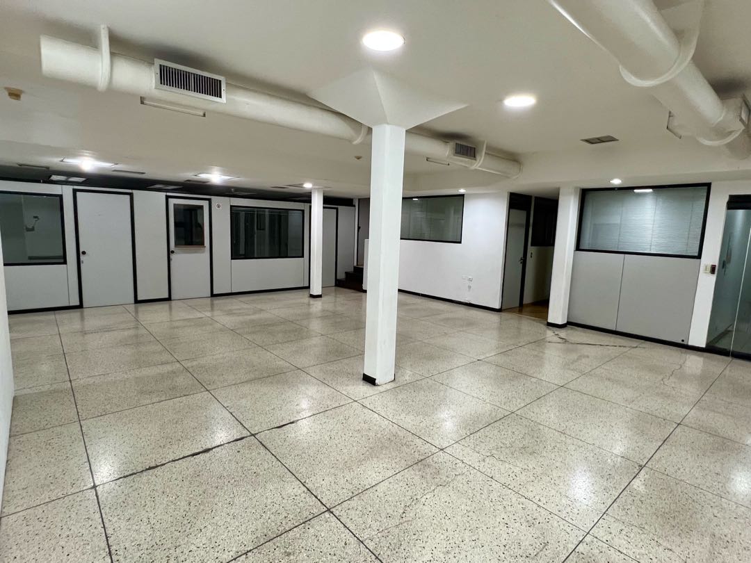 En Alquiler Galpon tipo Edificio Industrial Comercial en Boleita Sur.