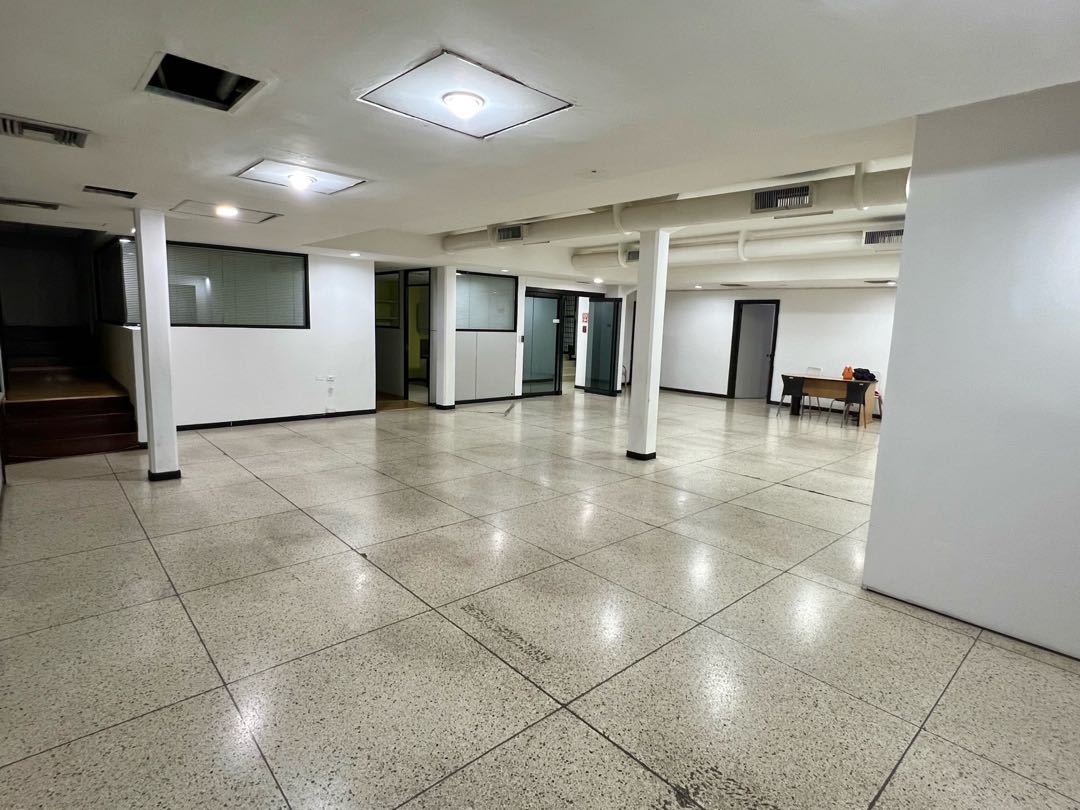 En Alquiler Galpon tipo Edificio Industrial Comercial en Boleita Sur.