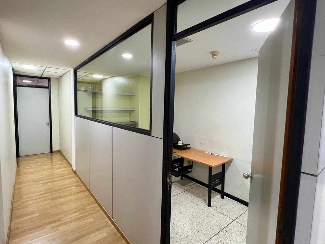 En Alquiler Galpon tipo Edificio Industrial Comercial en Boleita Sur.