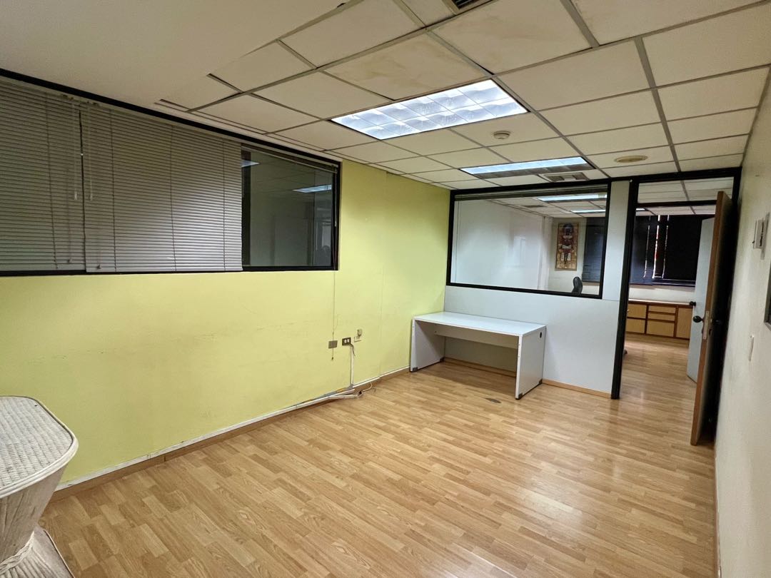 En Alquiler Galpon tipo Edificio Industrial Comercial en Boleita Sur.