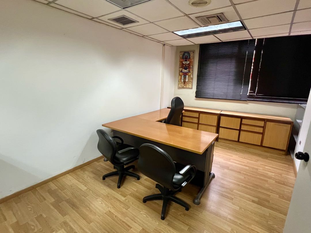En Alquiler Galpon tipo Edificio Industrial Comercial en Boleita Sur.