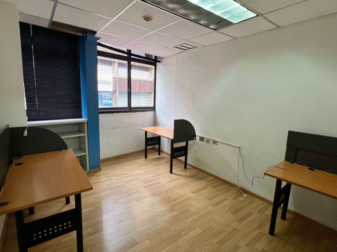 En Alquiler Galpon tipo Edificio Industrial Comercial en Boleita Sur.