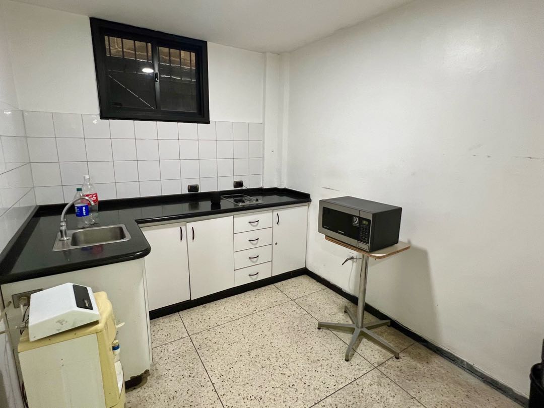En Alquiler Galpon tipo Edificio Industrial Comercial en Boleita Sur.