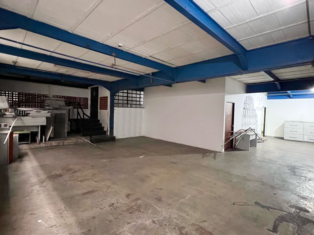 En Alquiler Galpon tipo Edificio Industrial Comercial en Boleita Sur.