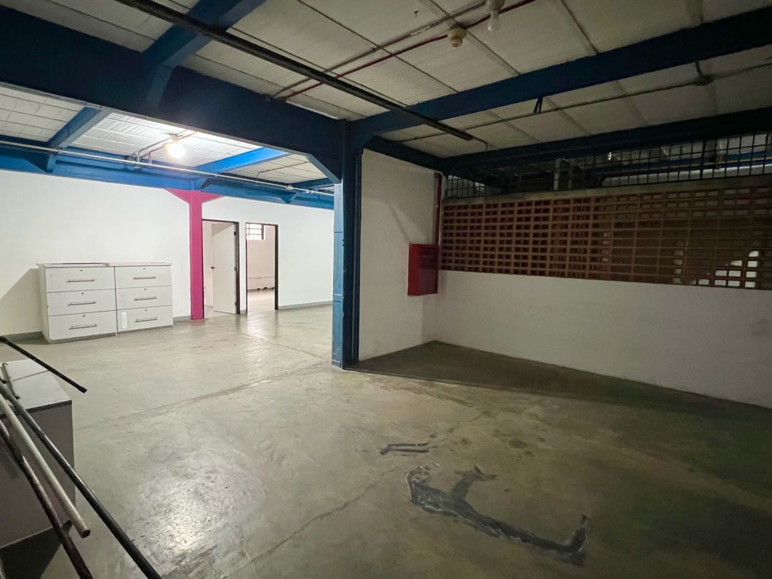 En Alquiler Galpon tipo Edificio Industrial Comercial en Boleita Sur.