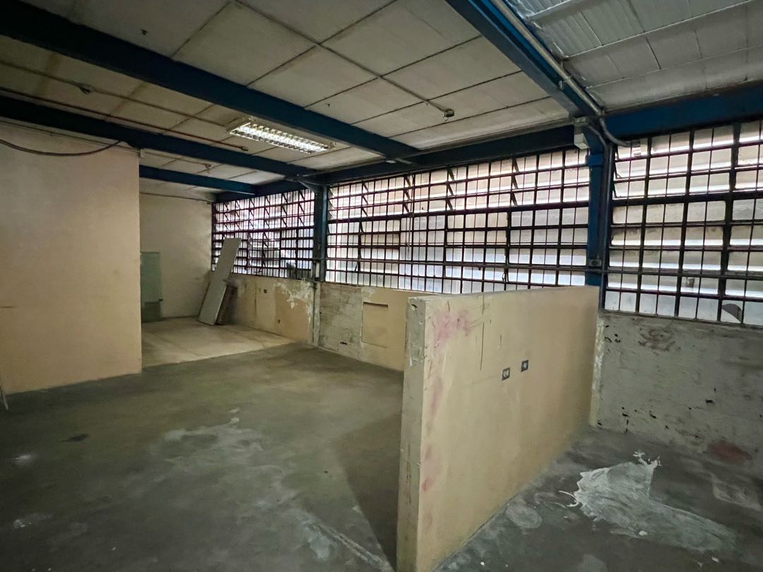 En Alquiler Galpon tipo Edificio Industrial Comercial en Boleita Sur.
