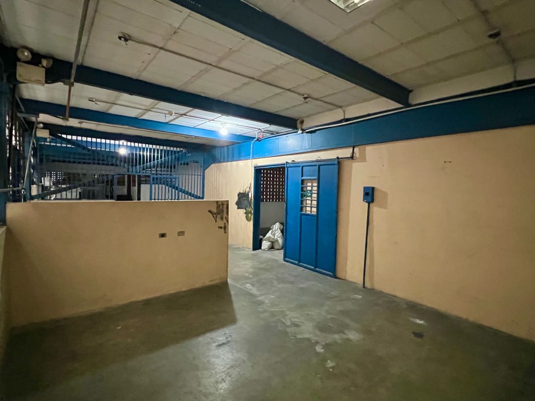 En Alquiler Galpon tipo Edificio Industrial Comercial en Boleita Sur.