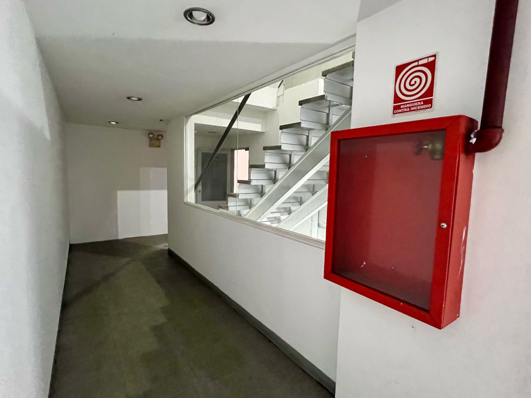 En Alquiler Galpon tipo Edificio Industrial Comercial en Boleita Sur.