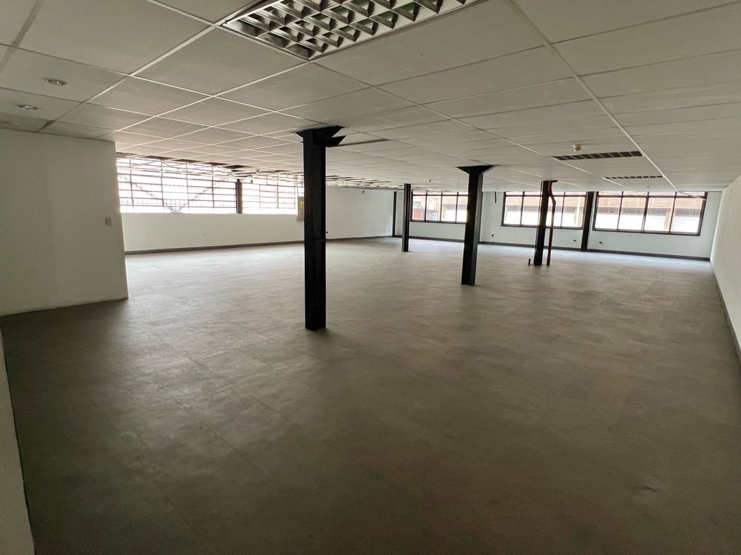 En Alquiler Galpon tipo Edificio Industrial Comercial en Boleita Sur.