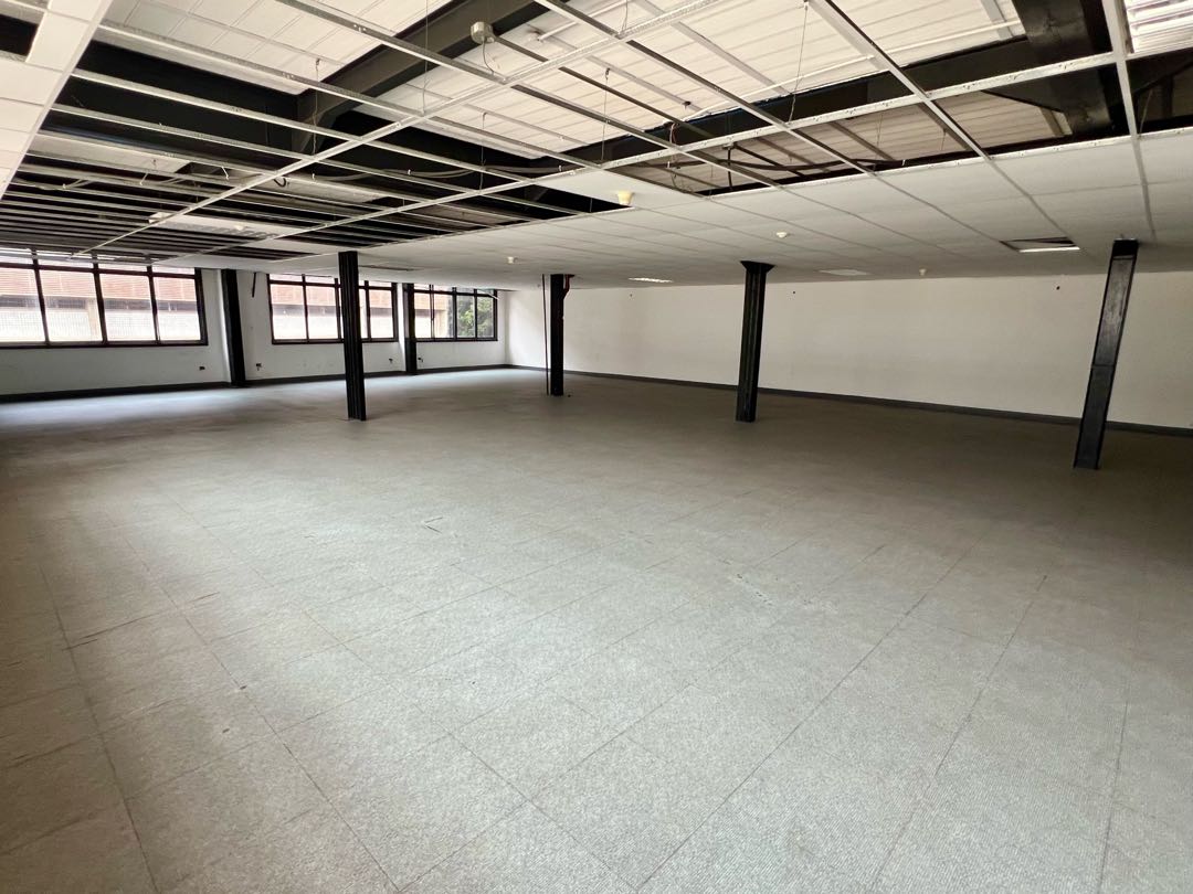 En Alquiler Galpon tipo Edificio Industrial Comercial en Boleita Sur.