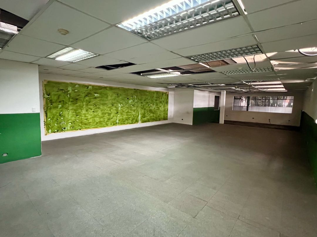 En Alquiler Galpon tipo Edificio Industrial Comercial en Boleita Sur.