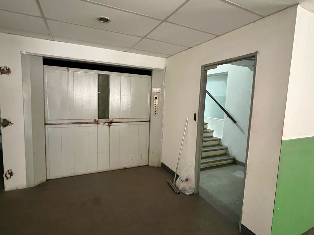 En Alquiler Galpon tipo Edificio Industrial Comercial en Boleita Sur.