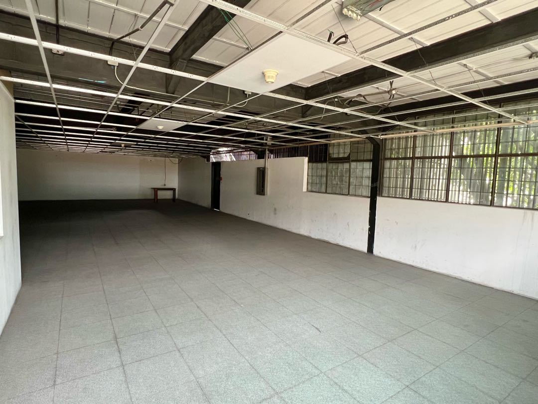 En Alquiler Galpon tipo Edificio Industrial Comercial en Boleita Sur.