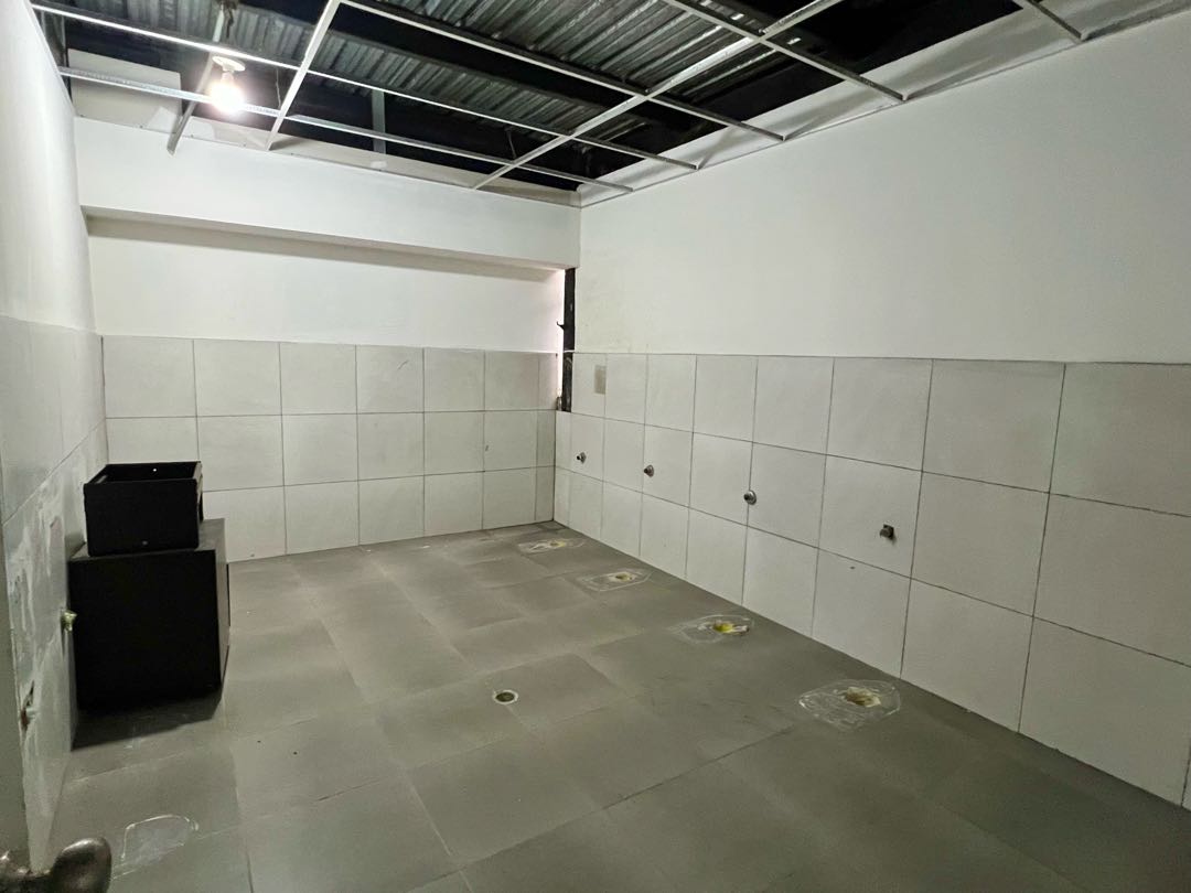 En Alquiler Galpon tipo Edificio Industrial Comercial en Boleita Sur.